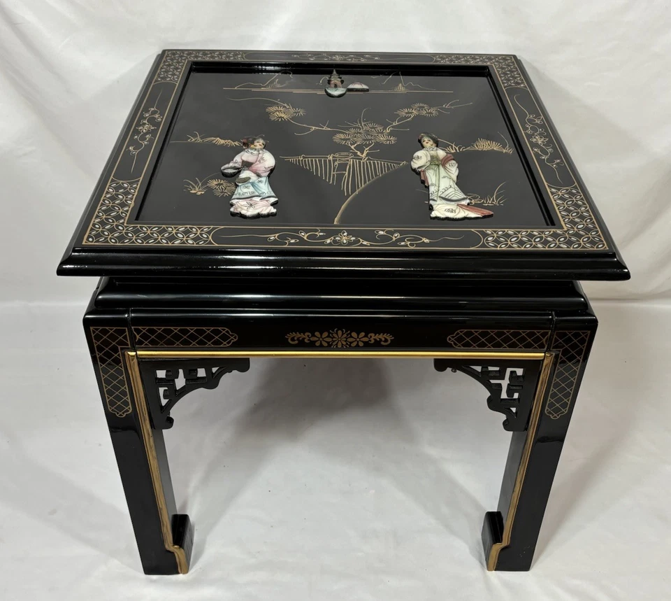 Mesa auxiliar china vintage de madera lacada negra tallada madre en relieve nacarado Foto 3 de 4