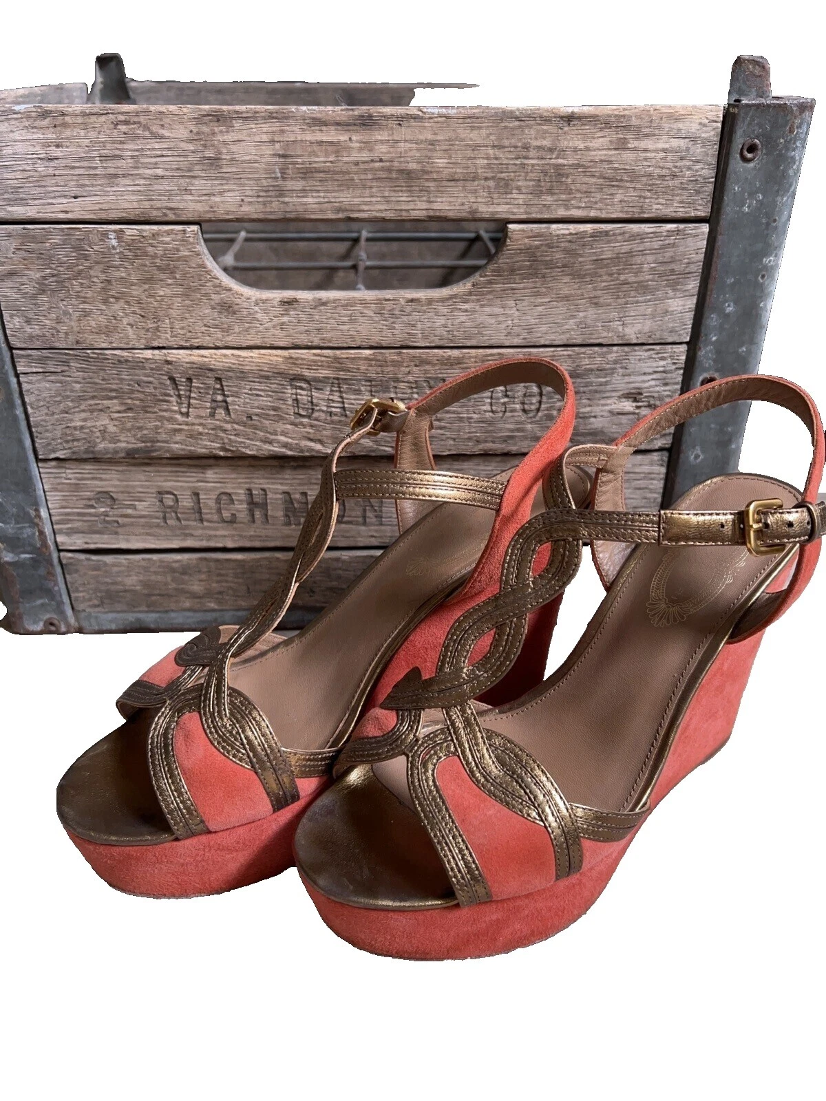 Sandálias femininas de camurça Elie Tahari