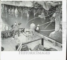 1985 Press Photo Underwater construction diver prepares to check port damage