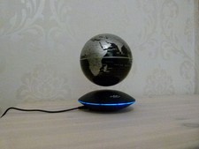 Infactory Freischwebender Globus mit beleuchteter Magnet-Schwebebasis, Ø 14 cm