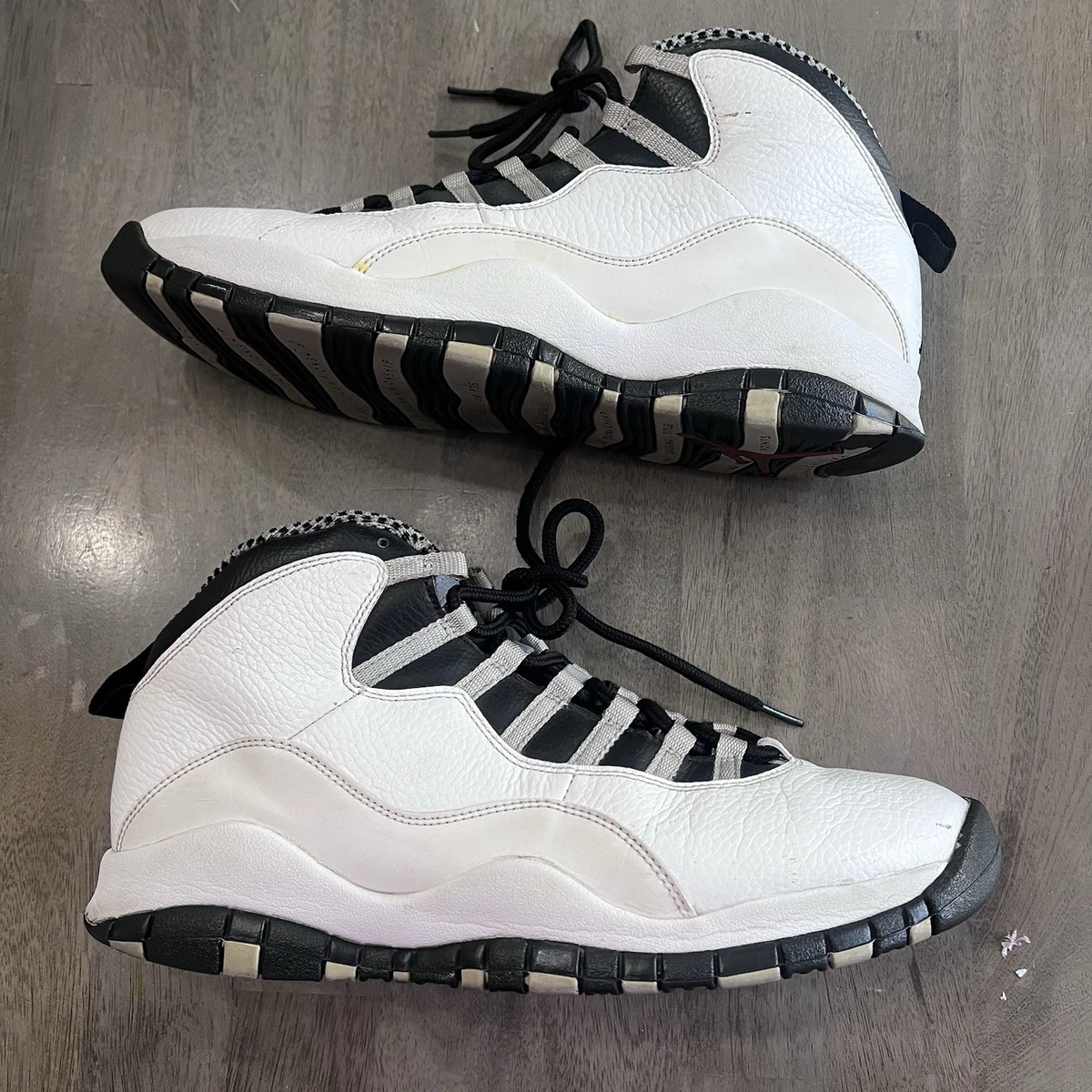 Used Jordan size 10 1/2 Jordan 1  main image 3