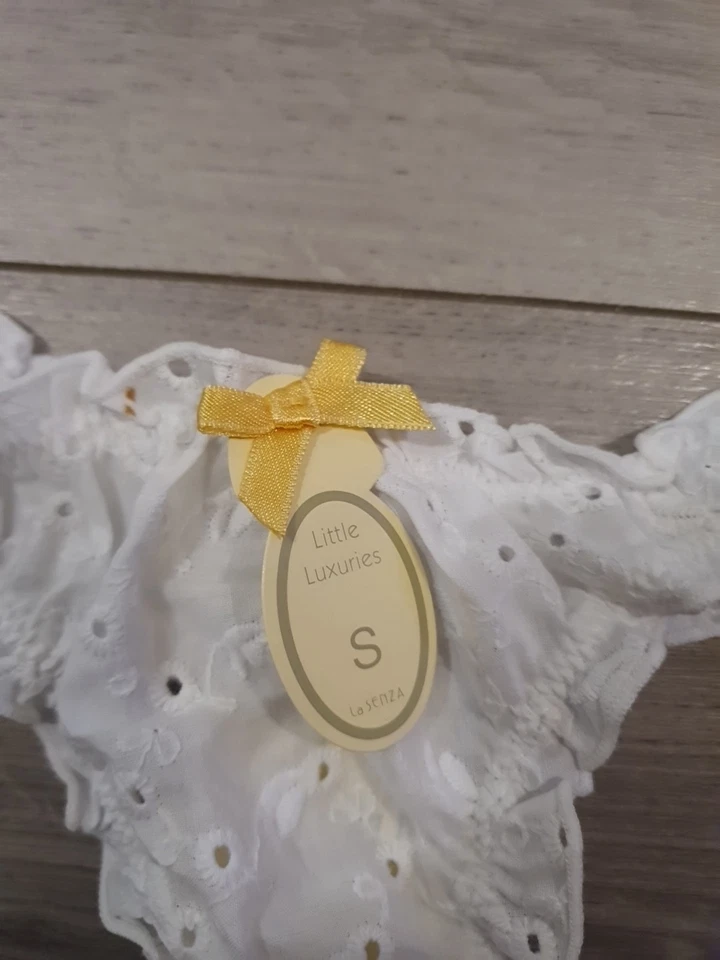 BNWT Vintage La Senza White Woven Broderie Thong Size Small - Image 4 of 4