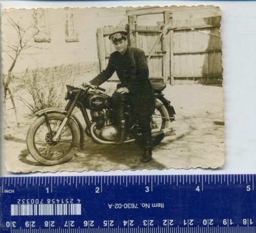 WK Vintage Militär Foto Abzeichen Junge Mann Biker Motorrad Motorrad UdSSR Mütze Kappe - Bild 2 von 4