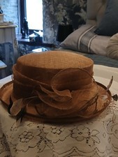 Damenhut Bronze Hochzeit/besondere Anlässe Anne Hanna Millinery. Hergestellt in England 