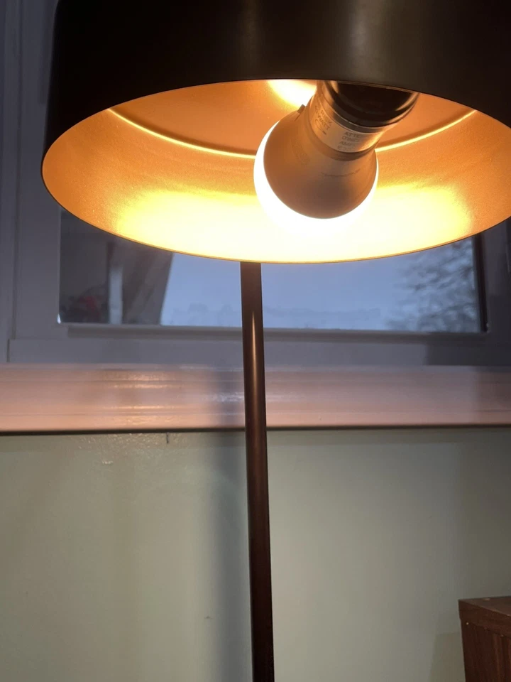 Lámpara portátil Maverick de Surya, base envejecida/pantalla dorada - MVR-001 Foto 4 de 4