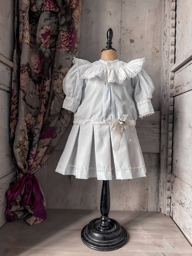 Superbe ensemble de robe pour poupée victorienne comprenant