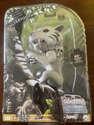 WowWee Fingerlings Untamed Sabre Tooth Tiger  Silvertooth Ferocious Fingertip