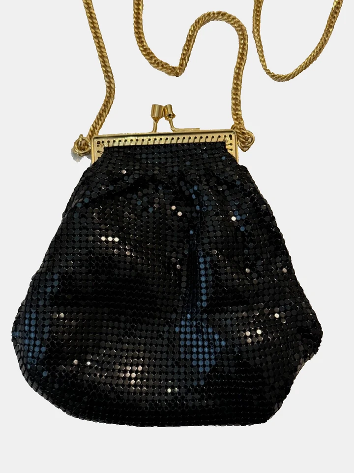 Bolso de Noche Whiting & Davis Malla Negra; Cadena Bandolera Dorada; Top con Bloqueo de Beso. Foto 4 de 4