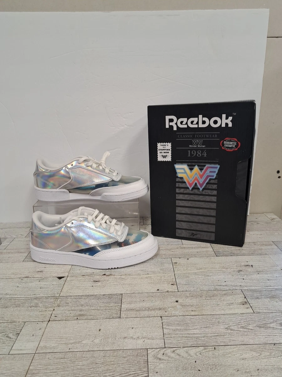 Preços baixos em Reebok Wonder Woman 1984 x Club C 85 Air Flight