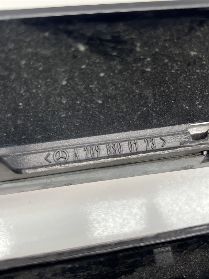 Mercedes W209 CLK500 CLK55 2003-2009 parrilla delantera negra cromada OEM A2098800123 Foto 2 de 4