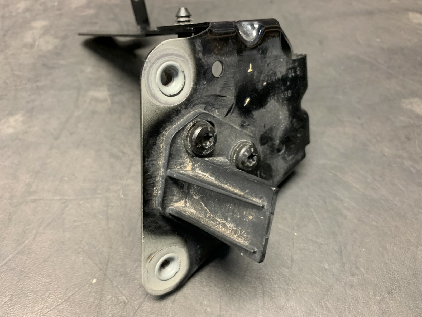 2012 AUDI R8 V10 GT OEM PASSENGER FENDER BRACKET 