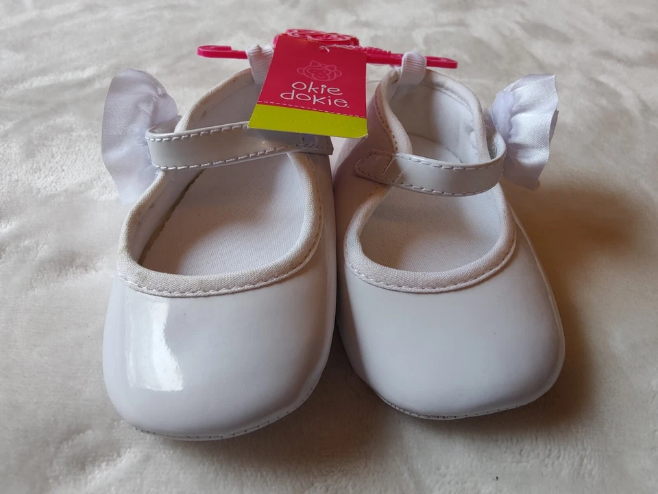 ¡NUEVO! Zapatos de vestir Okie Dokie blanco flor bebé niña talla 3, 6-9 meses Foto 2 de 4