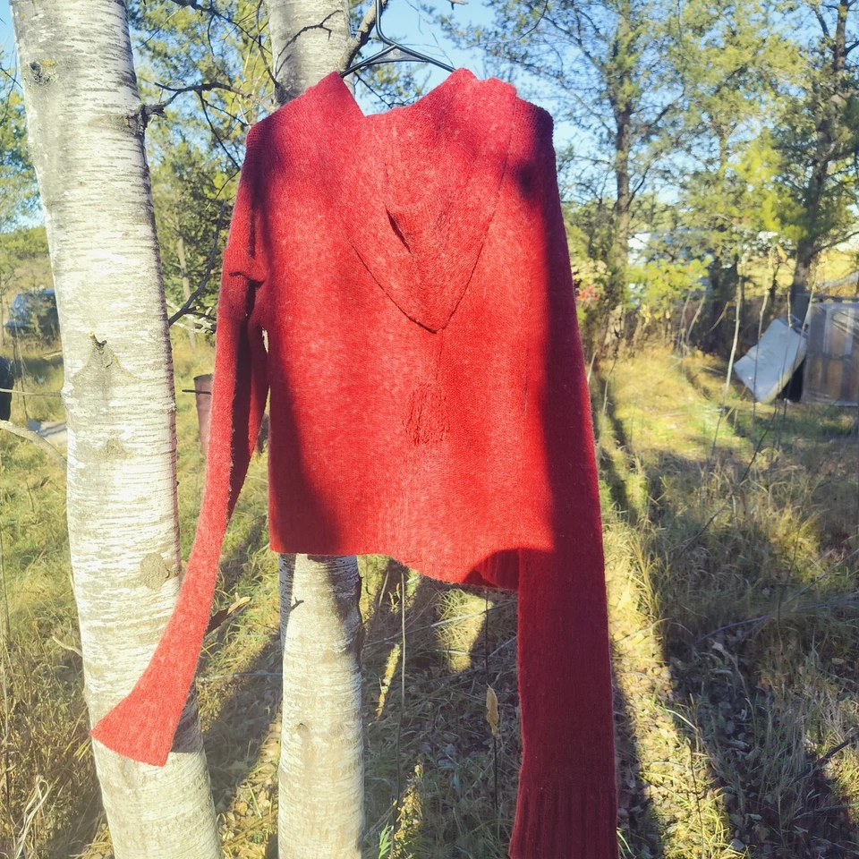 Suéter Tilt XL Mezcla de Lana Deble Con Capucha Cierre Magnético Rojo Carmesí Difuso Acogedor Foto 3 de 4