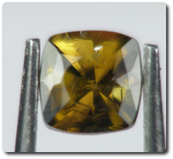 Cristal d'épidote VVS du Pakistan 0.30 cts pour minéraux de collection