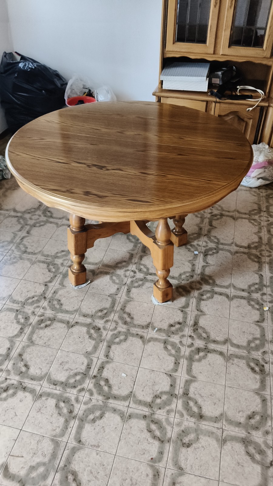Tavolo Rotondo Allungabile in Legno di Rovere + 6 Sedie imbottite in tessuto