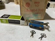 Box of 10 GE 5954-OLG Grounding Switches Tamper Proof Toggle 15A 120-277VAC, NOS