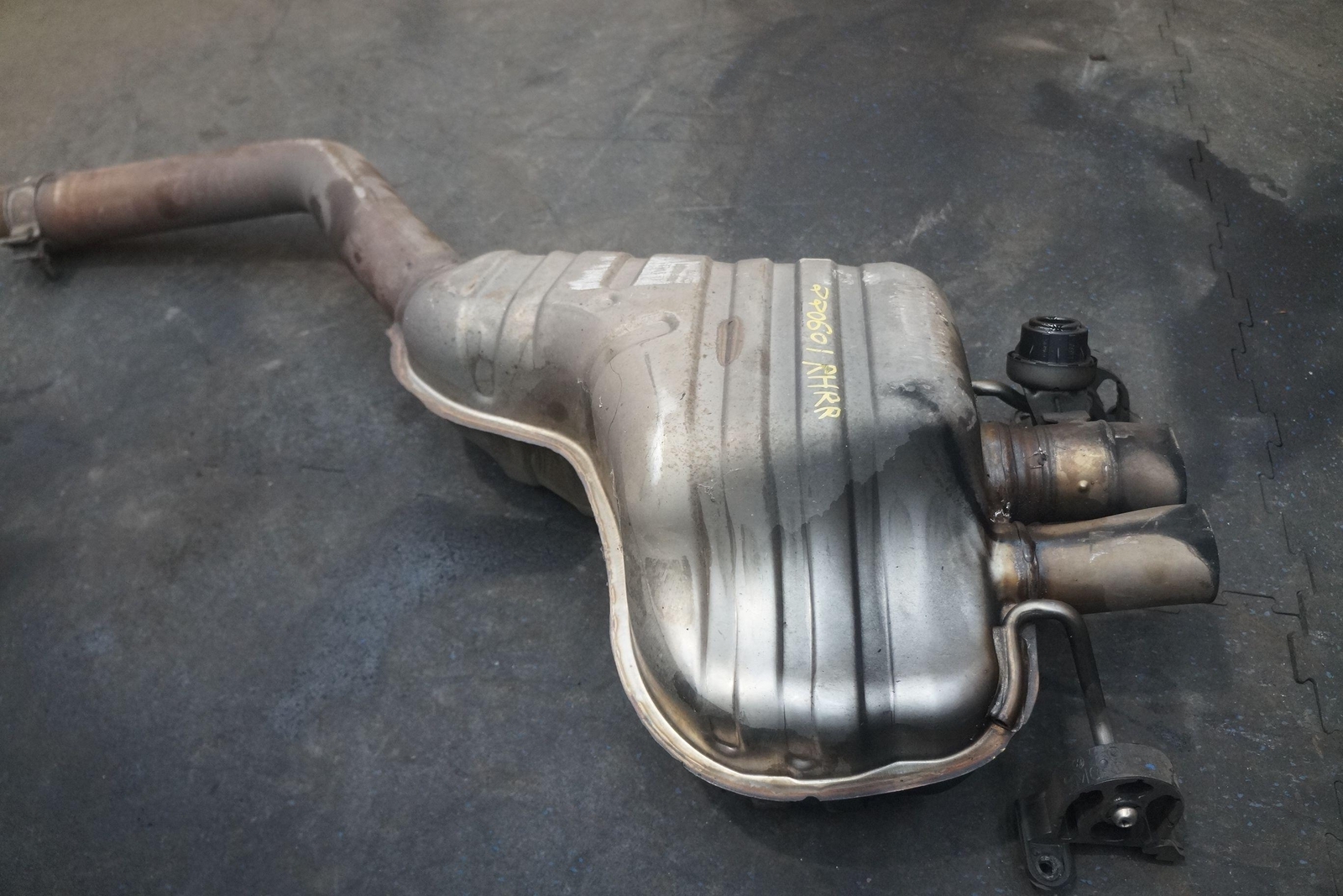 Rear Right Exhaust Muffler Silencer 3W3253609AC Bentley Continental GTC 2016 GT