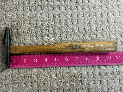 Vintage Wards 84-3699 Magnetic Tacking 8oz Hammer, 10'' long.