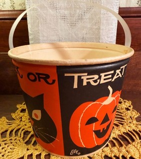Vintage Halloween Large Trick or Treat Candy Tub Lily Tulip Cup Corp. ca. 1960s