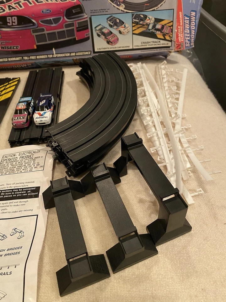 LIFE LIKE SPEEDWAY SHOWDOWN HO SLOT CAR SET. Vintage, Complete Set. Ford - Image 4 of 4