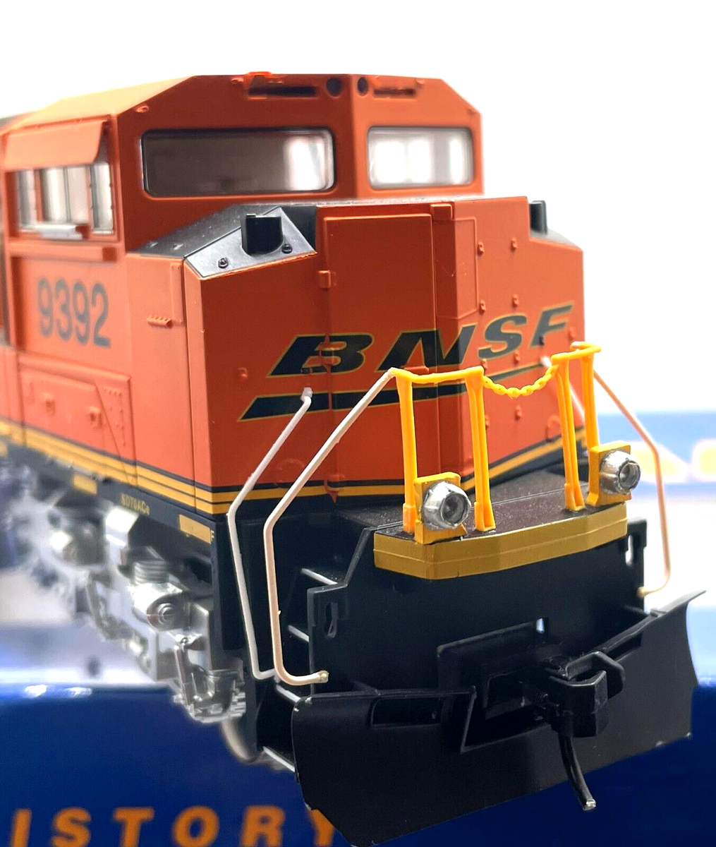 HO WALTHERS MAINLINE 910-19866 SD70ACE LOCOMOTIVE BNSF # 9392 DC