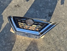 Nissan Qashqai Genuine Grill With Crime Moulding OEM 623106UA2A