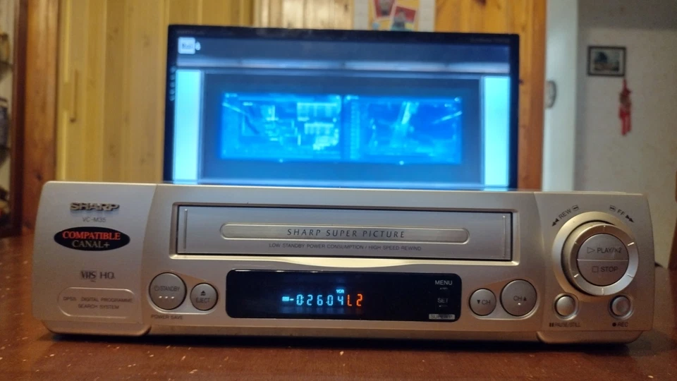 SHARP VC-M35 VIDEOREGISTRATORE VHS 4 TESTINE REVISIONATO CON TELECOMANDO - Immagine 2 di 4