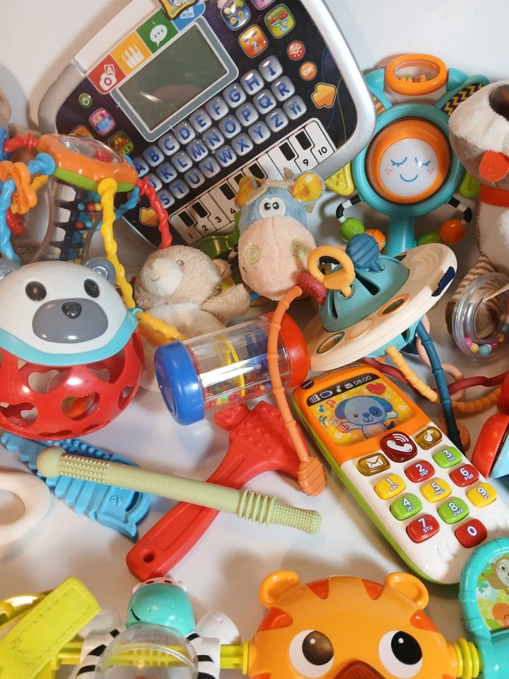 Gran Lote de 18 Juguetes para Bebés, Juguetes Sensoriales de Peluche, Sonajeros, Mordedores y Electrónica Foto 2 de 4