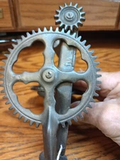 VINTAGE GEARED WORKING APPLE CORER  HAND CRANK TOOL  (SAM)