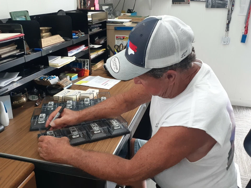 HARRY GANT SKOAL BANDIT RACING 1:64 DIE CAST ADULT COLLECTIBLE IN PLASTIC CASE - Image 3 of 4