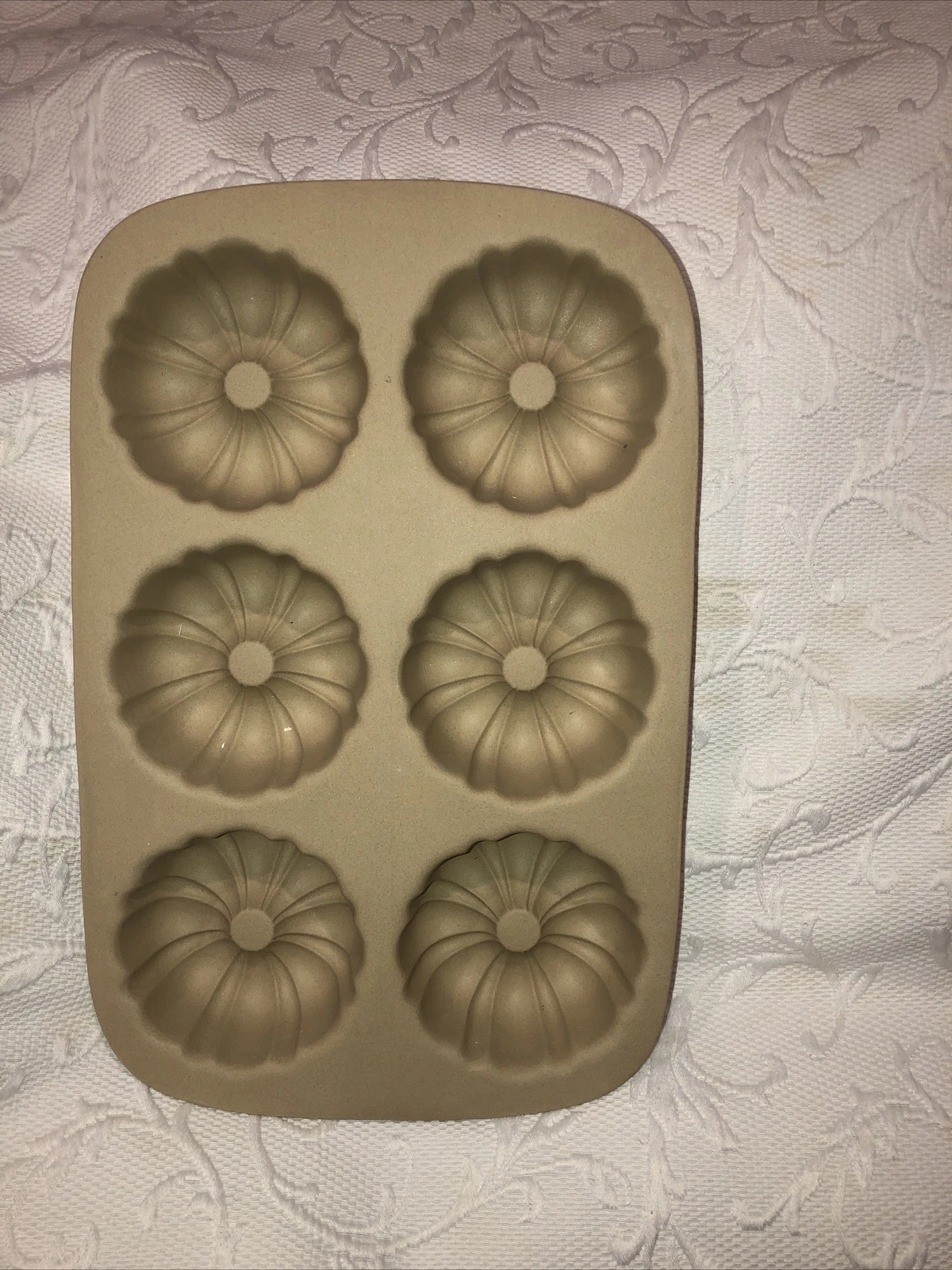 The Pampered Chef Classics Stoneware 6-Mini Fluted Bunt Pan #1441