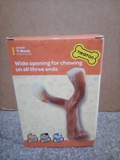 Tikaton medium Y-Bone Bacon flavor wide opening for chewing on all three ends