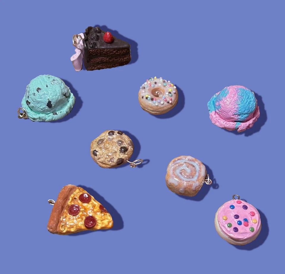 Ожерелье с подвеской в виде пончика ручной работы из полимерной глины с серебряной цепочкой - Изображение 3 из 3