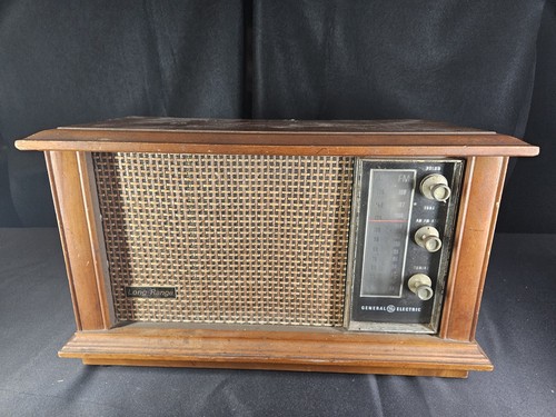 Vtg GE General Electric Long Range AM/FM Tube Radio Wood For Repair Powers On!
