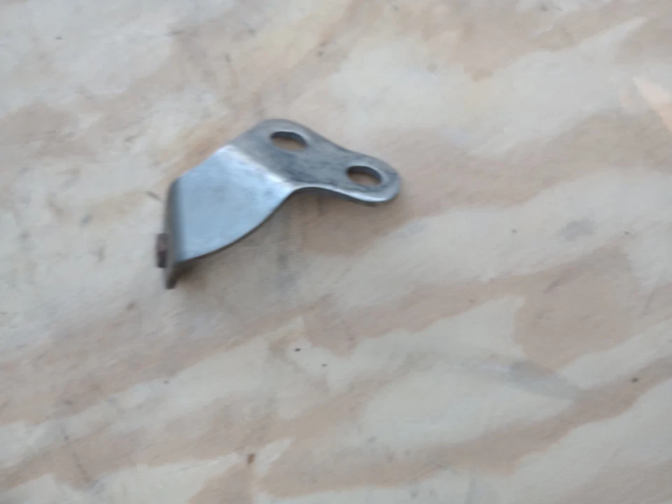 2013-2018 Cadillac ATS Converter & Pipe Lower Bracket 25203351 - Image 4 of 4