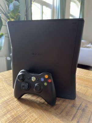 Microsoft Xbox 360 S, 250 GB, Model 1439, Konsole