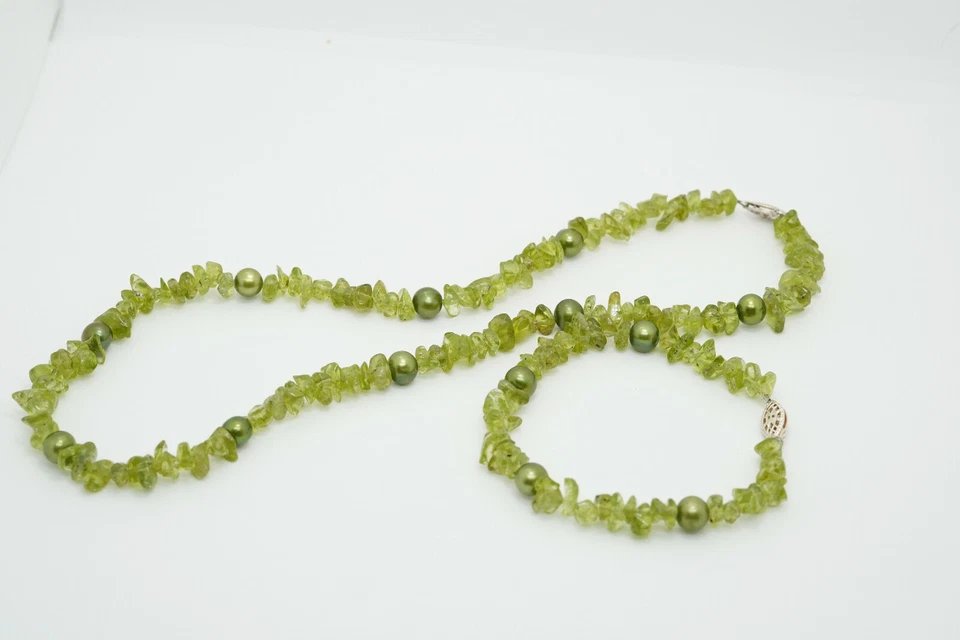 Conjunto de collar y pulsera de perlas de agua dulce teñidas con gemas caídas de peridoto Foto 4 de 4