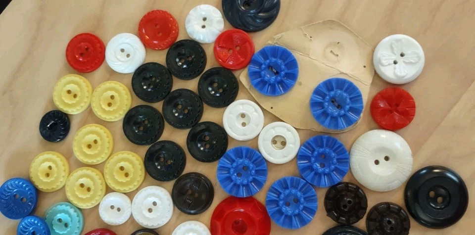 Vintage Retro Housedress Plastic Buttons Colts Reversibles Lot of 90 Floral (C1) - Image 4 of 4