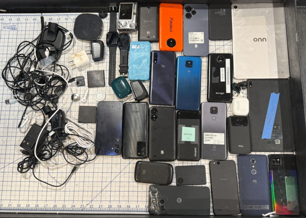 Lot of 22  Onn, Motorola, X Mobile & more see pics for salvage parts or repair