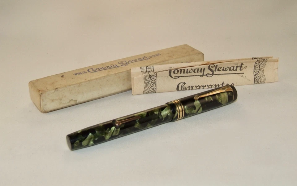 VINTAGE CONWAY STEWART 55 FOUNTAIN PEN - EMERALD / BLACK MARBLE - BOXED - C1939 - Image 2 of 4