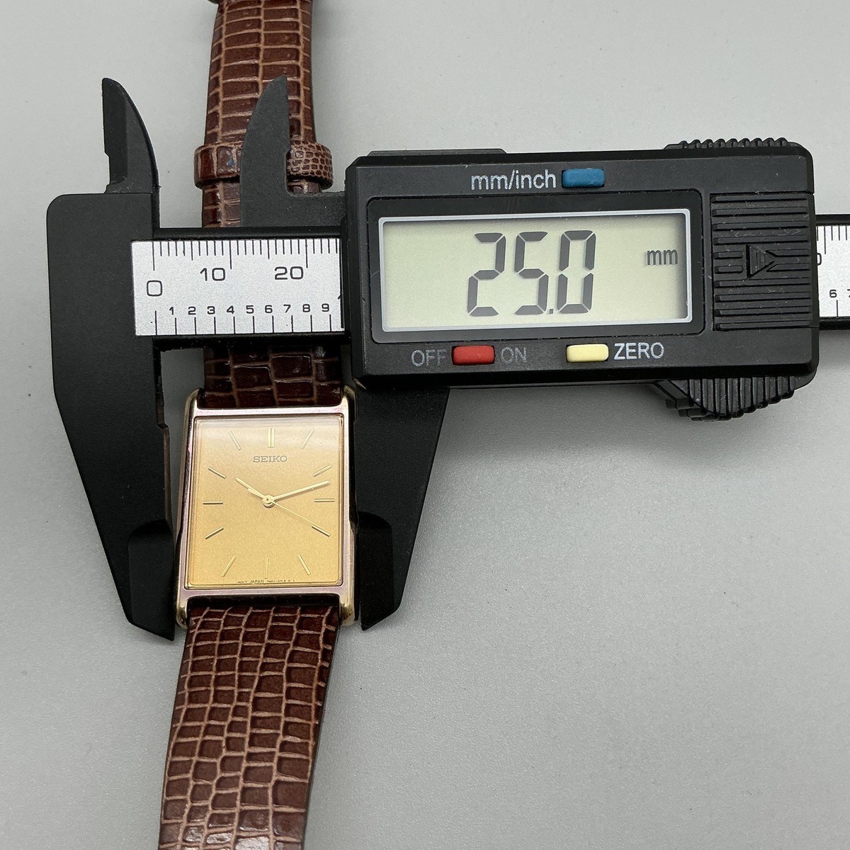 Vintage Seiko Tank Mens Watch 25mm Gold Tone 7N01-0EZ0 Leather New
