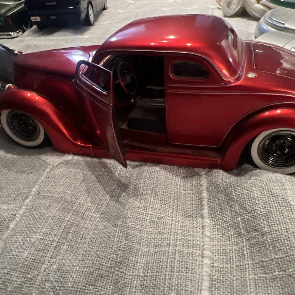 FUNLINE MUSCLE MACHINES FORD CPE STREET ROD 1/24 SCALE purple and red cars - Image 4 of 4