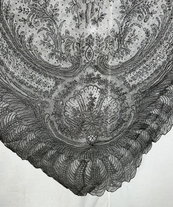 antiguo chal de encaje Chantilly triángulo negro 104 x 78 pulgadas Original siglo XIX Foto 4 de 4