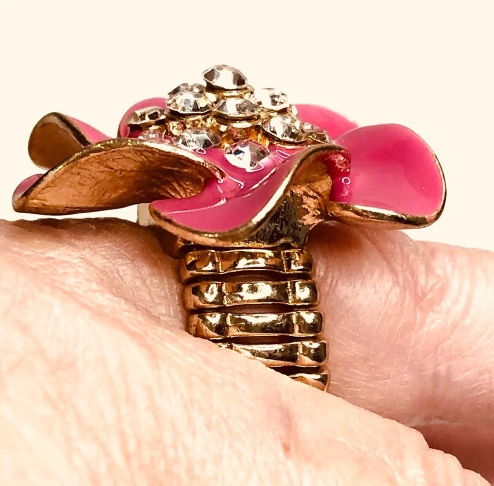 Anel elástico Amrita Singh rosa esmalte flor cristal strass - Imagem 4 de 4