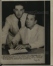 1957 Press Photo Bobby Bragan signs sports deal with Julio Arcos of Almandares