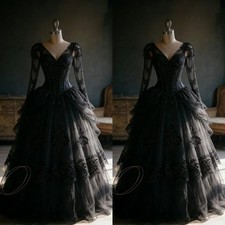 Retro Black Gothic Wedding Dress Long Sleeves Lace Appliques V-Neck Vintage