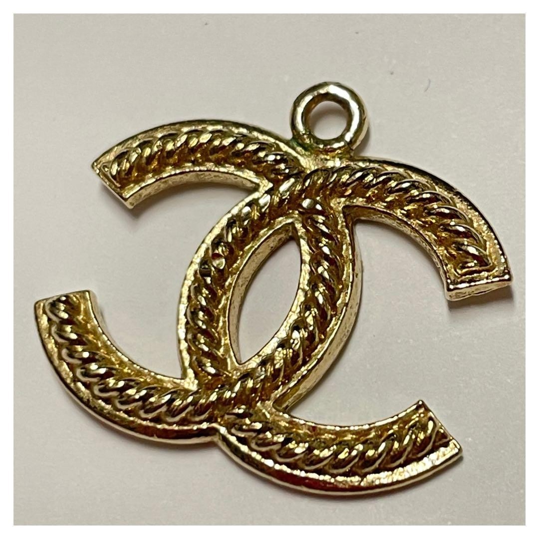 アクセサリー Chanel Gold Tone Bell & CC Charm Pendant アクセサリー Chanel Gold Tone Bell & CC Charm Pendant Chanel