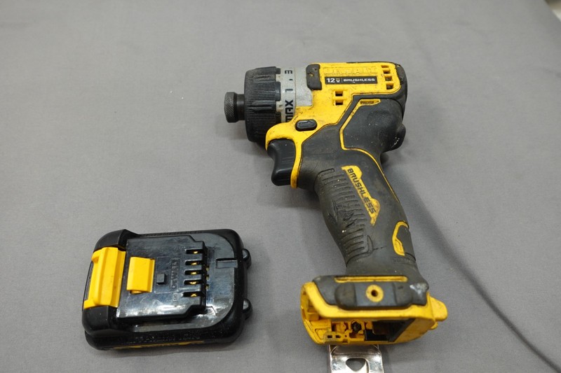 DEWALT 12V MAX BRUSHLESS SCREWRIVER W/BATTERY ONLY , MODEL  # DCF601