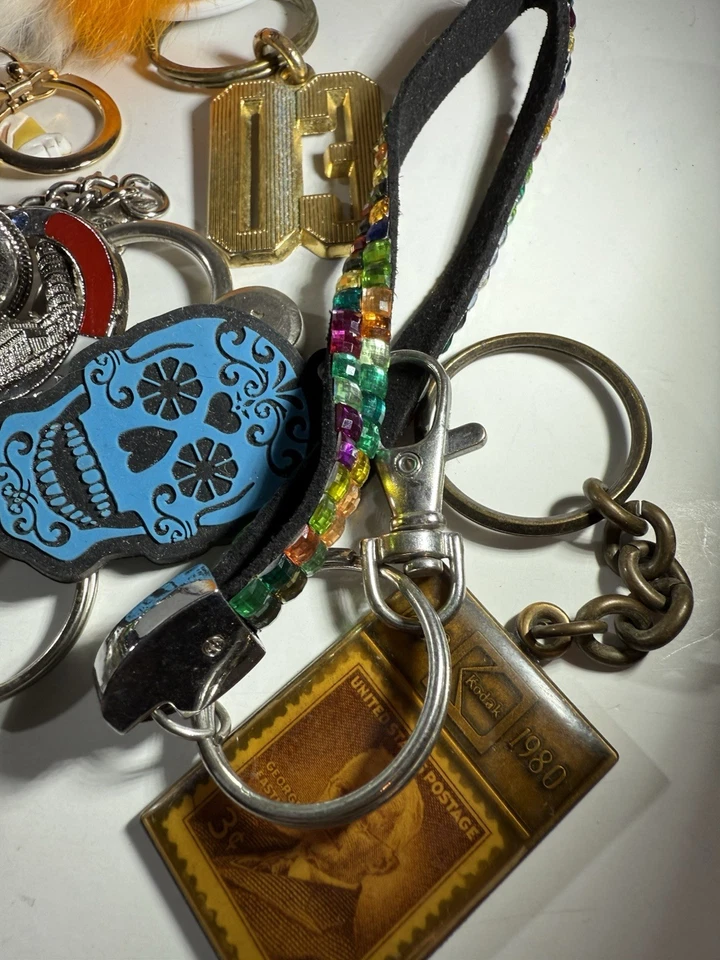 Lote a granel de 50 llaveros, cadenas monedero dijes estado, personaje, personas 2 libras Foto 4 de 4