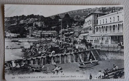 ISLE OF WIGHT - LL POSTCARD OF VENTNOR - ESPLANADE HOTEL AND BEACH (LL68)
